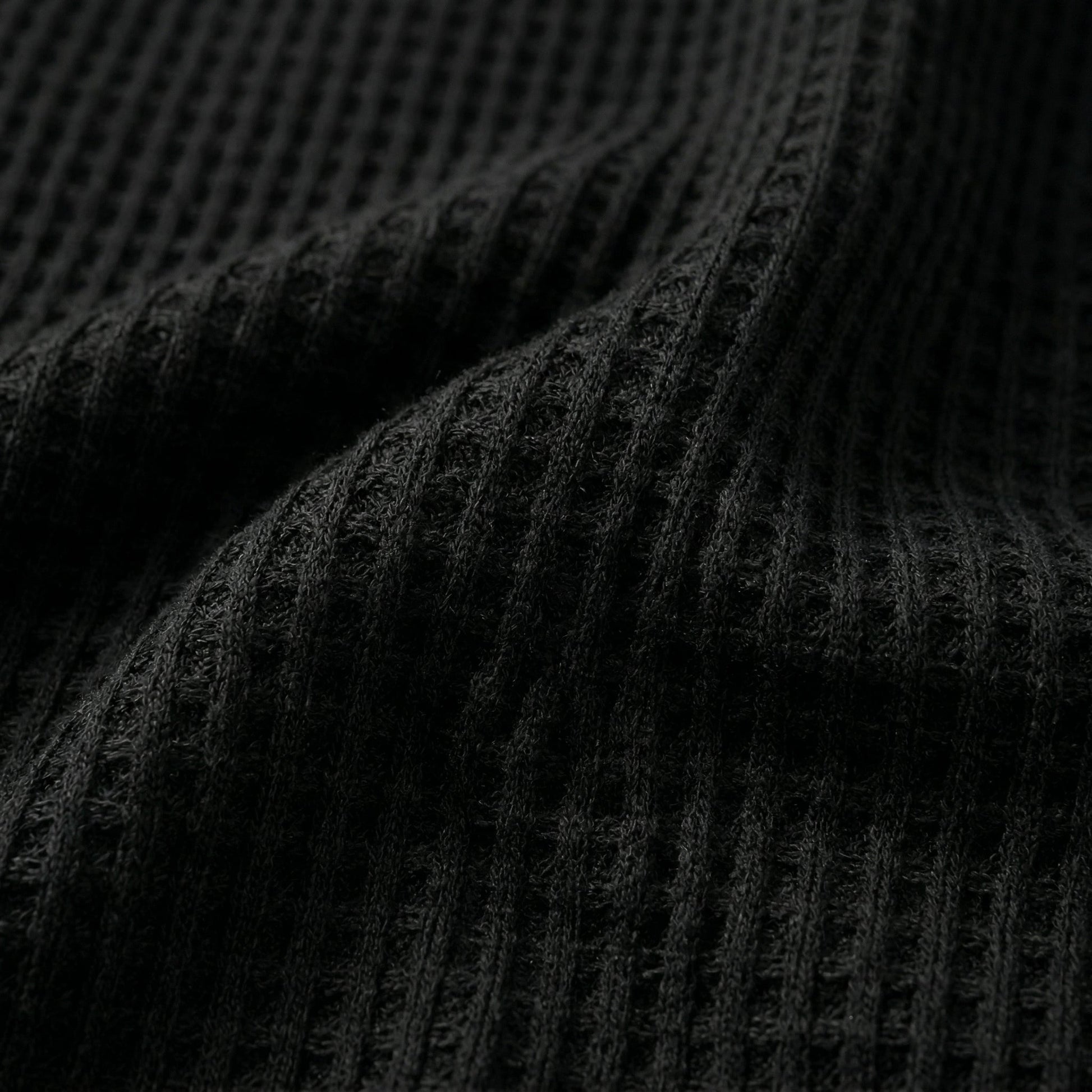 Schwarzer gerippter Strickstoff mit Waffelstruktur, Nahaufnahme