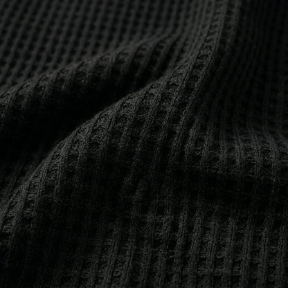 Schwarzer gerippter Strickstoff mit Waffelstruktur, Nahaufnahme