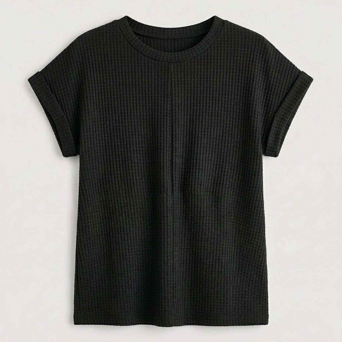 Schwarzes kurzärmeliges T-Shirt mit Waffelstruktur und rundem Ausschnitt, flach liegend fotografiert