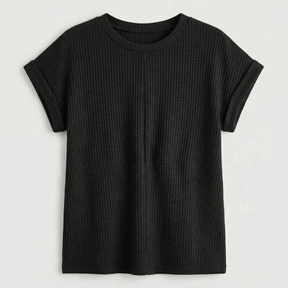 Schwarzes kurzärmeliges T-Shirt mit Waffelstruktur und rundem Ausschnitt, flach liegend fotografiert