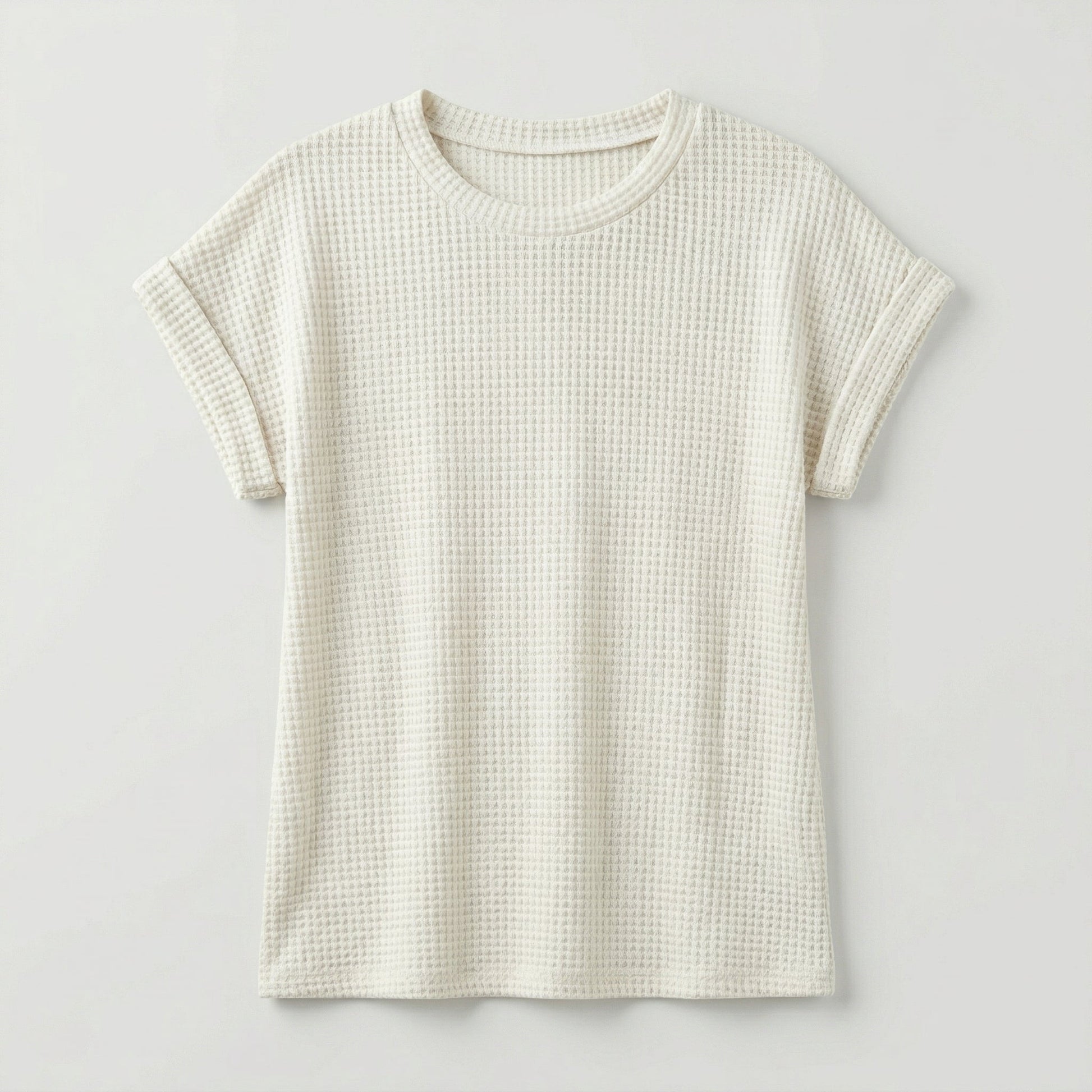 Cremeweißes kurzärmeliges T-Shirt mit Rundhalsausschnitt und Waffelstrickstruktur, frontale Ansicht