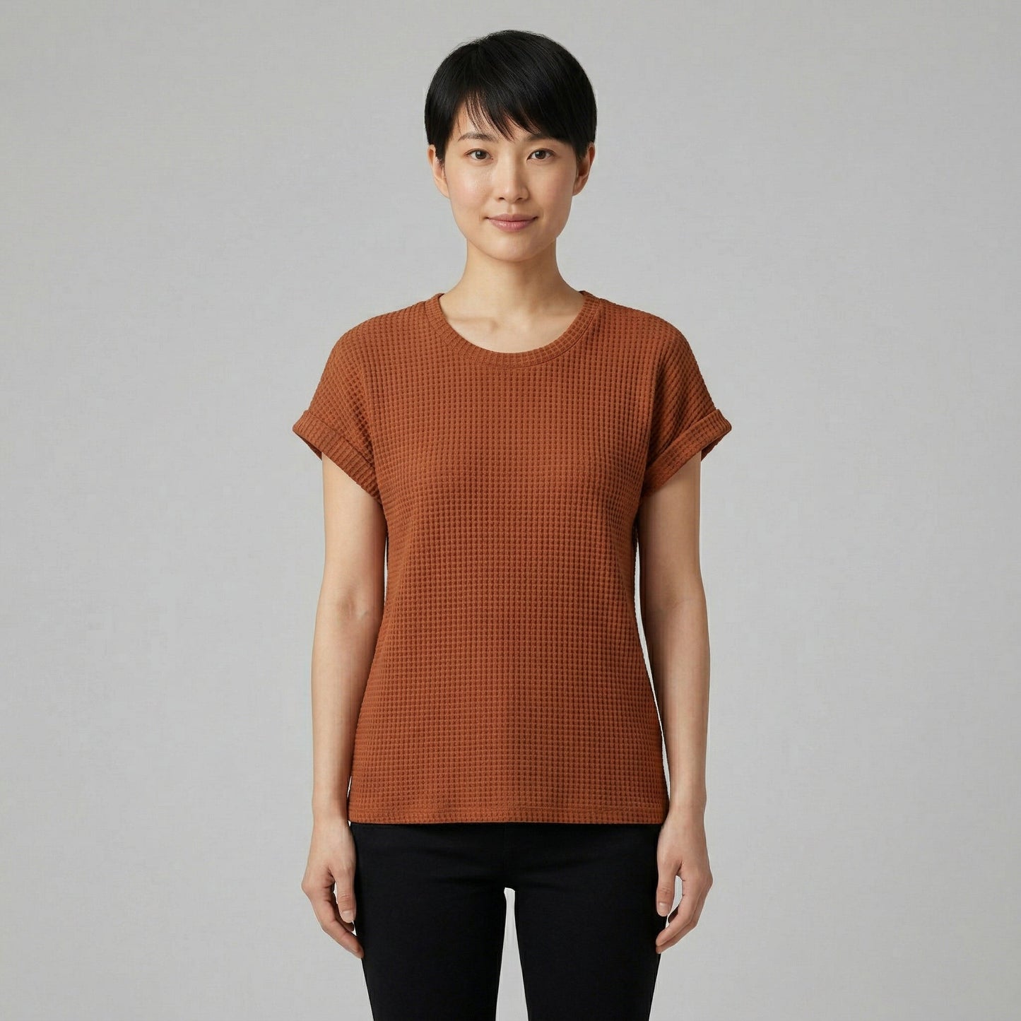 Rostbraunes kurzärmliges T-Shirt mit Rundhalsausschnitt und gewaffelter Textur, Frontansicht