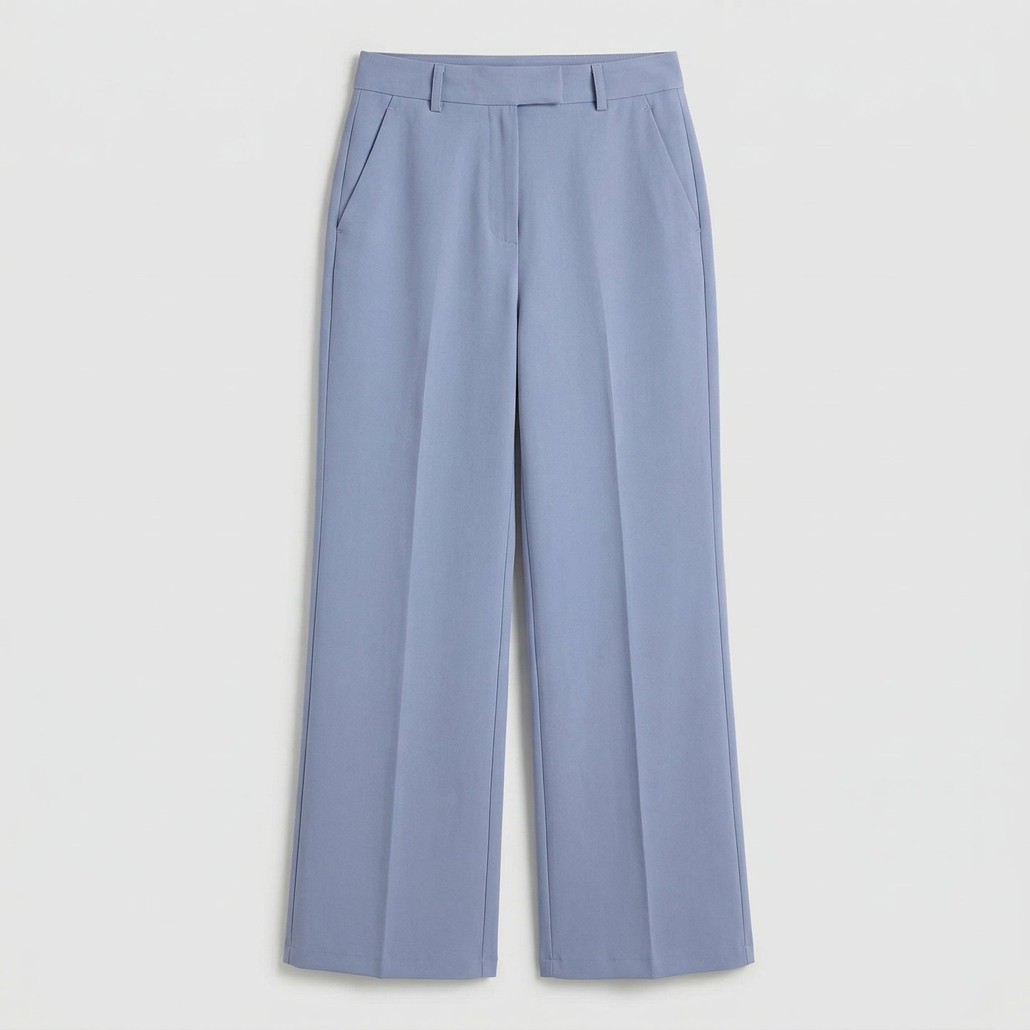 Hellblaue Damenhose mit weitem Bein und hoher Taille, frontale Ansicht, glattes Material
