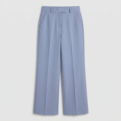 Hellblaue Damenhose mit weitem Bein und hoher Taille, frontale Ansicht, glattes Material