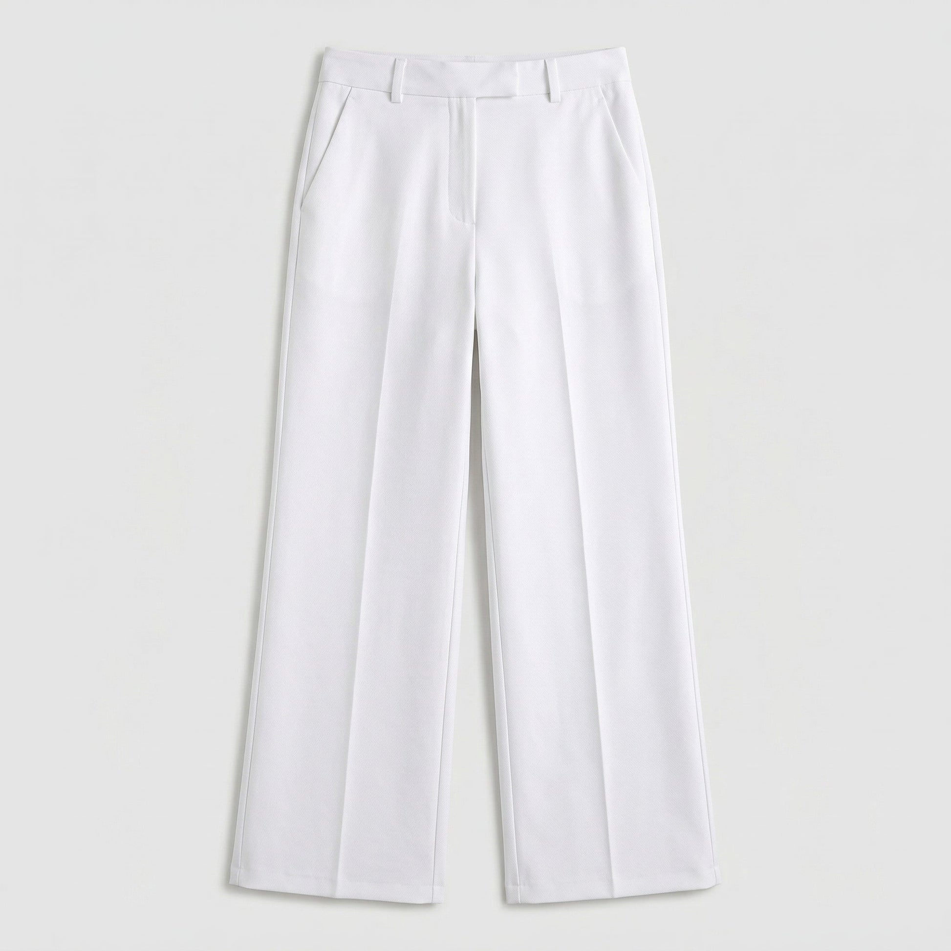 Weiße Damenhose mit hohem Bund, weitem Bein und seitlichen Eingrifftaschen, frontale Ansicht