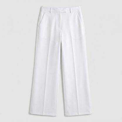Weiße Damenhose mit hohem Bund, weitem Bein und seitlichen Eingrifftaschen, frontale Ansicht