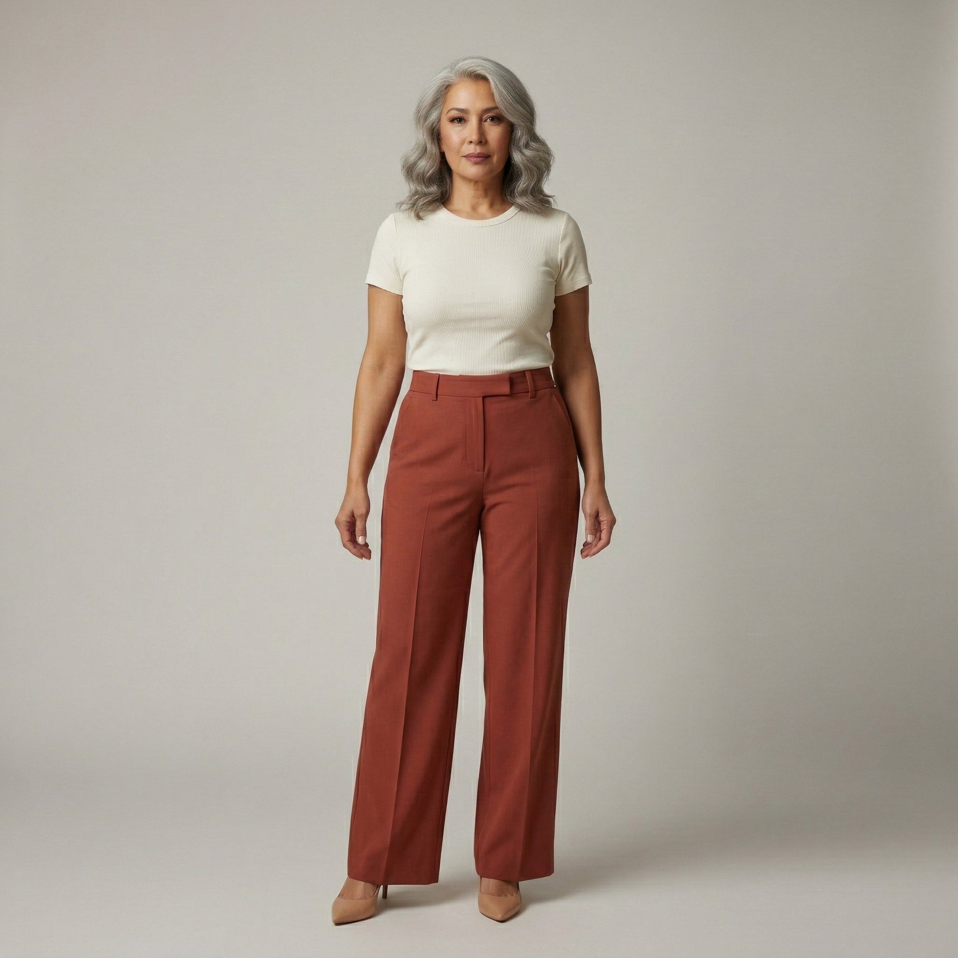 Damen Hose in rostbraun mit weitem Bein und hoher Taille, frontale Ganzkörperansicht