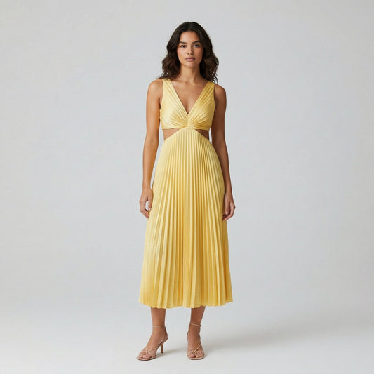 Gelbes plissiertes Midi-Kleid mit V-Ausschnitt und taillenfreien Seitenaussparungen, frontale Ansicht