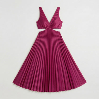 Weinrotes langes Kleid mit V-Ausschnitt, tailliertem Cut-out und plissiertem Rock, flach liegend