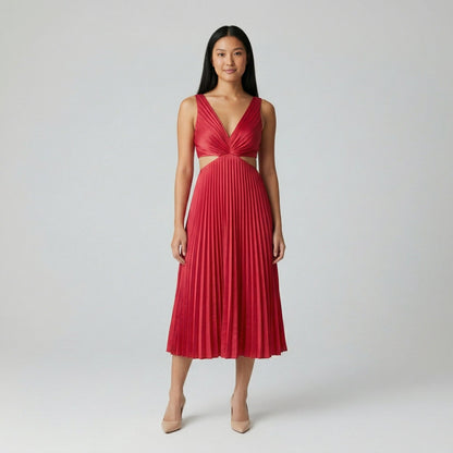 Rotes plissiertes Midi-Kleid mit tiefem V-Ausschnitt und taillierten Cut-outs, frontale Ganzkörperansicht