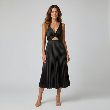 Schwarzes ärmelloses Midi-Kleid mit V-Ausschnitt, Cut-out und plissiertem Rock, frontale Ganzkörperansicht