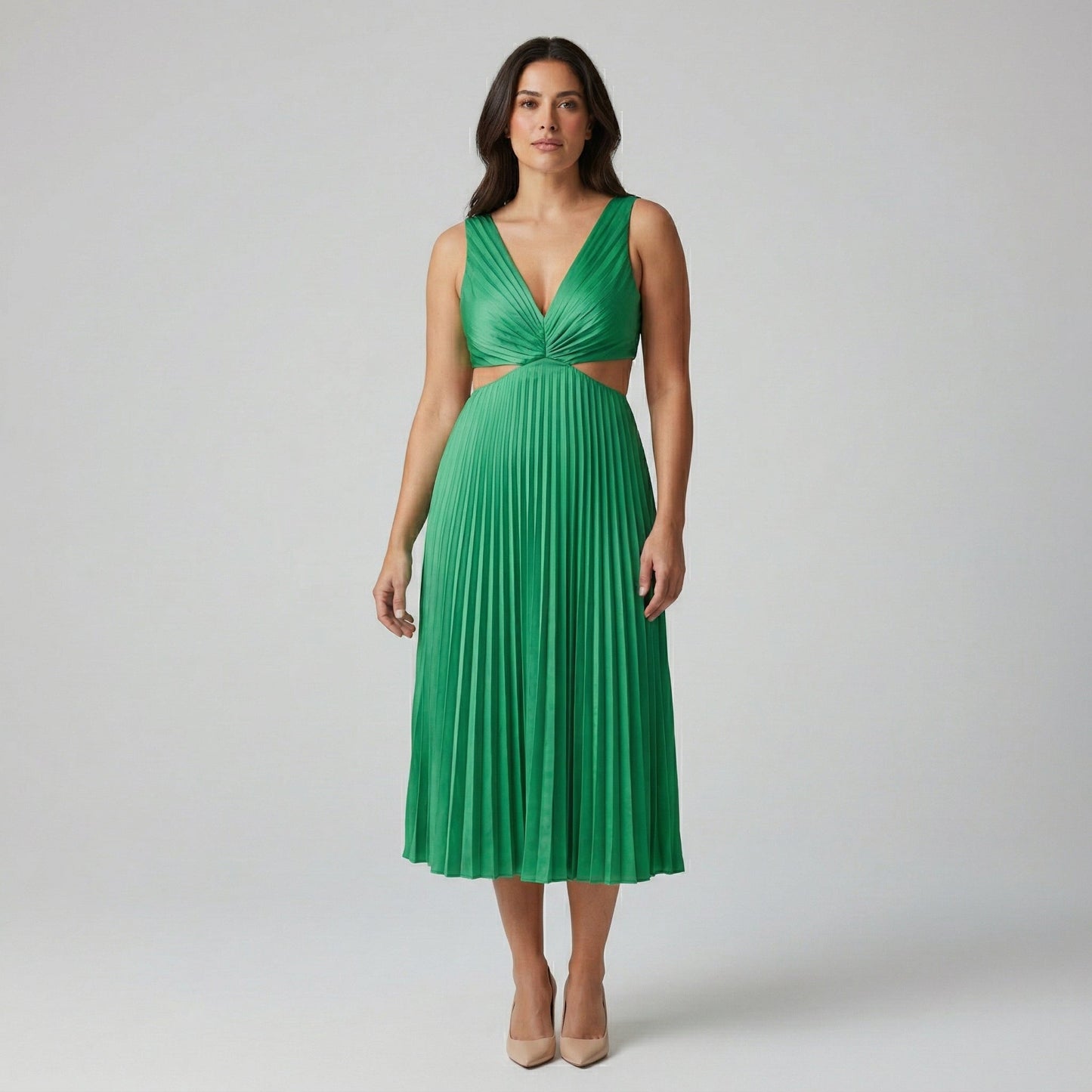 Smaragdgrünes plissiertes Midi-Kleid mit V-Ausschnitt und seitlichen Cut-outs, frontale Ganzkörperansicht