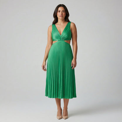 Smaragdgrünes plissiertes Midi-Kleid mit V-Ausschnitt und seitlichen Cut-outs, frontale Ganzkörperansicht