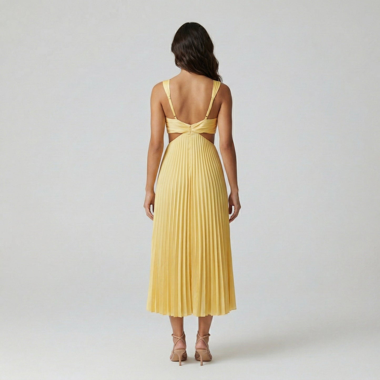 Hellgelbes plissiertes Midi-Kleid mit breiten Trägern und freiem Rückenausschnitt, Rückansicht